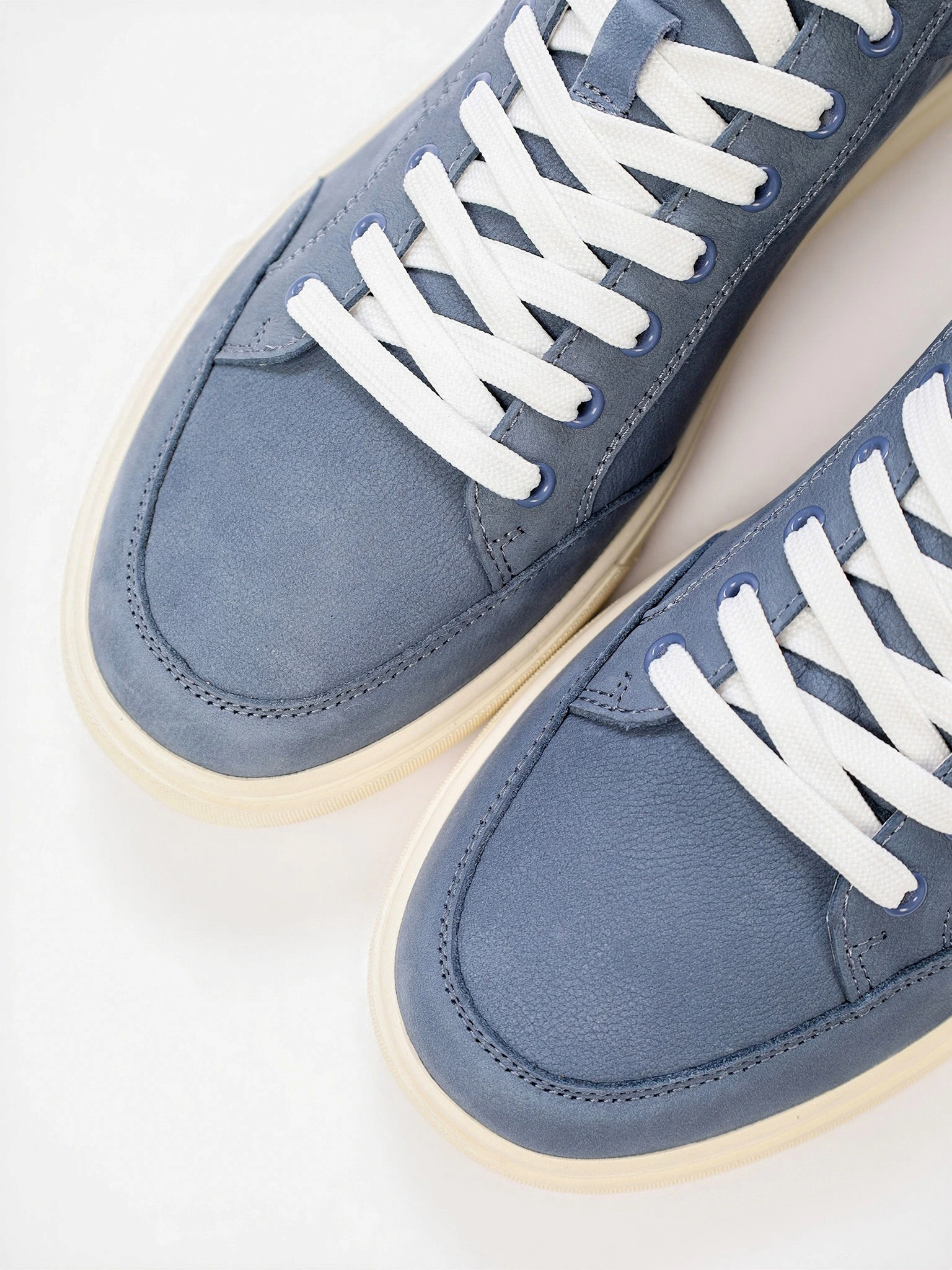 Кеды синего цвета на низкой подошве